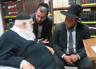 מיכי אלפר נכנס למעונו של הגר"ח קנייבסקי