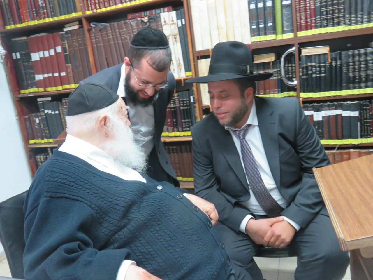 מיכי אלפר נכנס למעונו של הגר"ח קנייבסקי