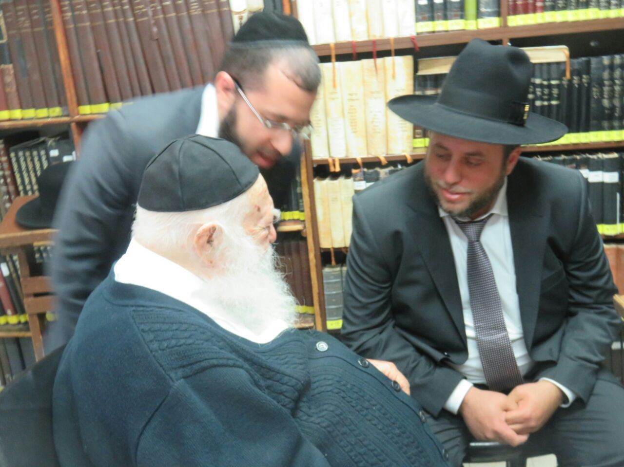 מיכי אלפר נכנס למעונו של הגר"ח קנייבסקי