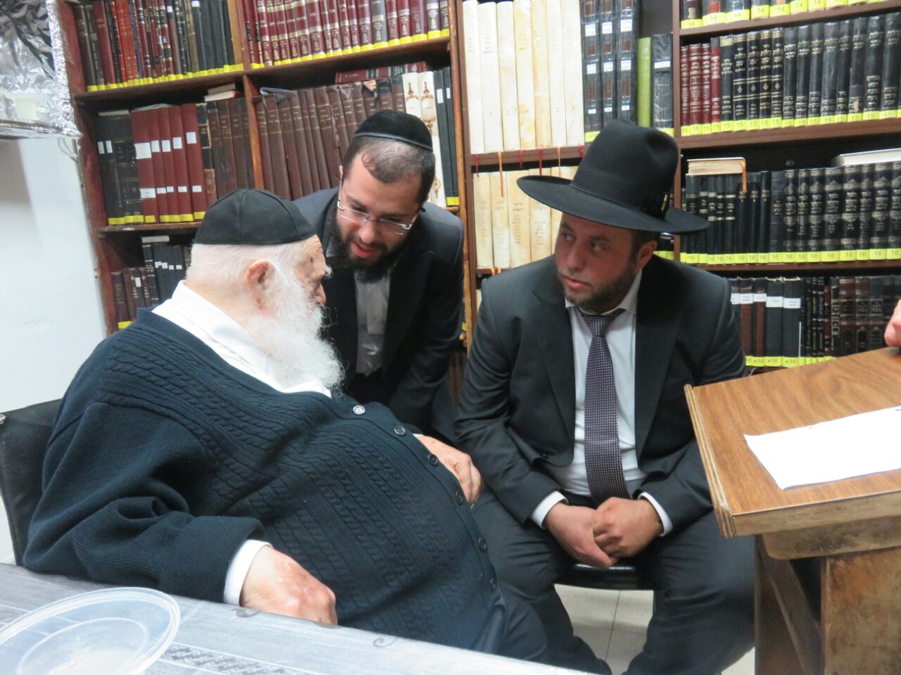 מיכי אלפר נכנס למעונו של הגר"ח קנייבסקי