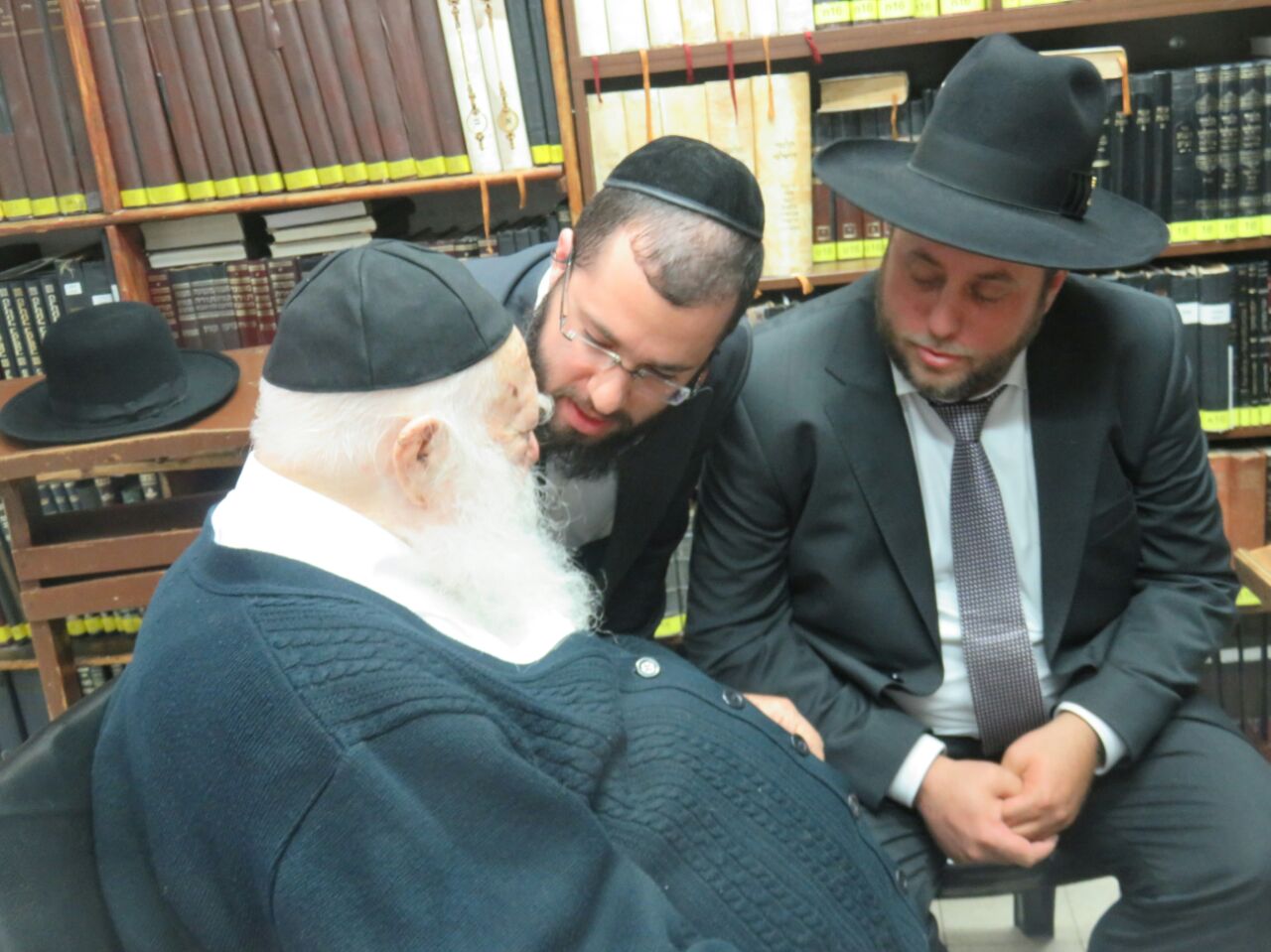 מיכי אלפר נכנס למעונו של הגר"ח קנייבסקי