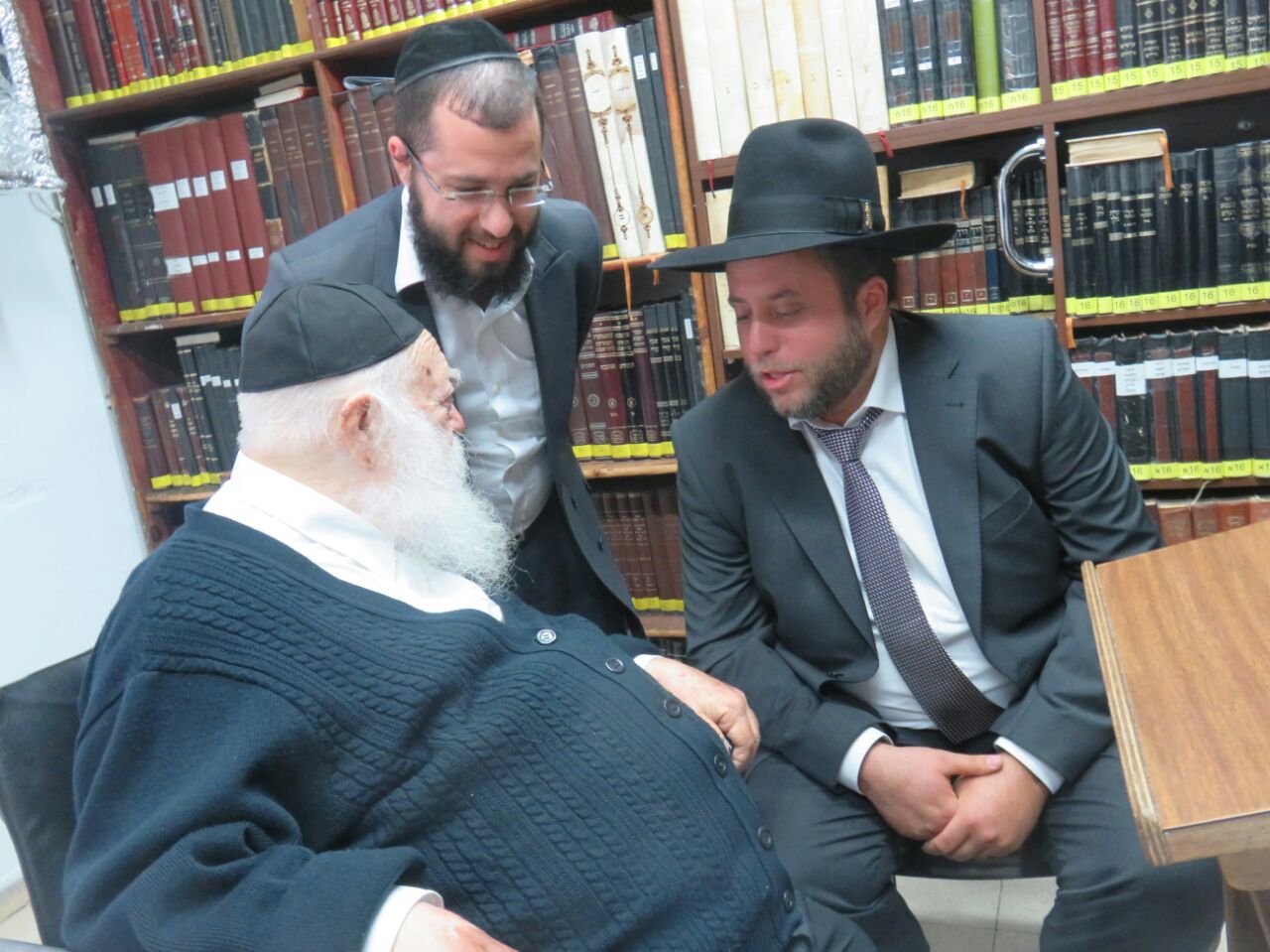 מיכי אלפר נכנס למעונו של הגר"ח קנייבסקי