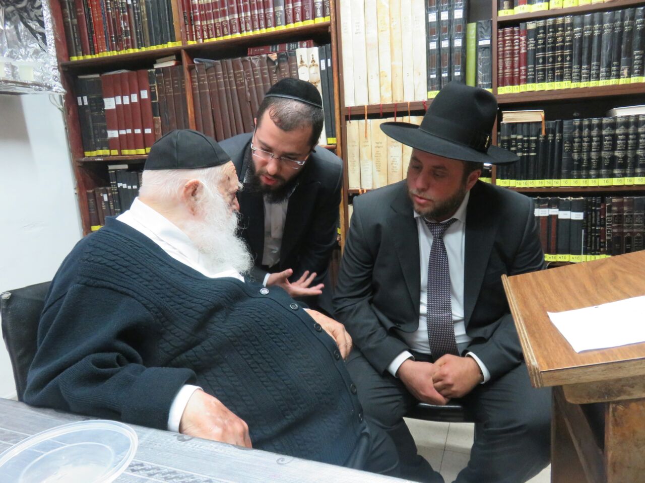 מיכי אלפר נכנס למעונו של הגר"ח קנייבסקי