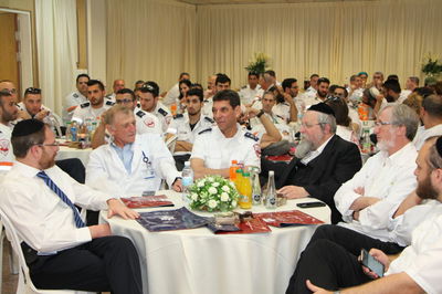 מימין לשמאל: יהושע יוסקוביץ, ד"ר אגרנט, הרב פירר, מנכ"ל מד"א, פרופ' יוסי לסינג, ומנכ"ל מעייני הרפואה הרב שלמה רוטשילד