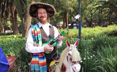 הרב שעלה על חמור, התחפש למקסיקני ושר