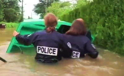 השוטרים באו לחלץ והתהפכו בעצמם לתוך מי השטפונות