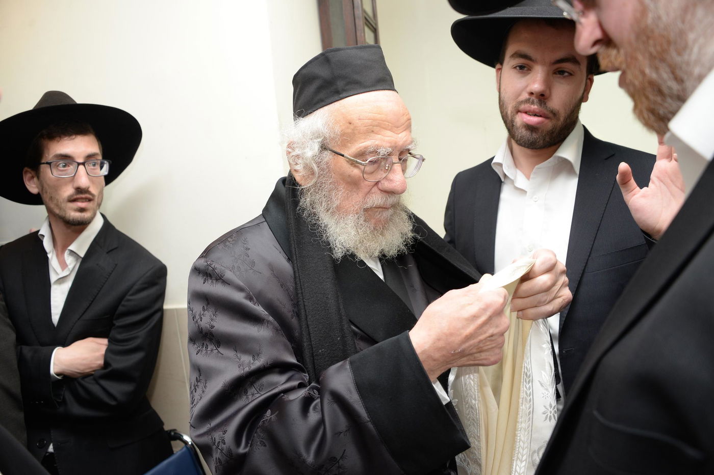 הגאון רבי יעקב אדלשטיין שימש כסנדק בברית לנינו • גלריה