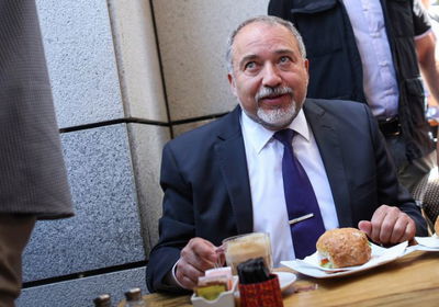 אביגדור ליברמן בבית הקפה, הבוקר