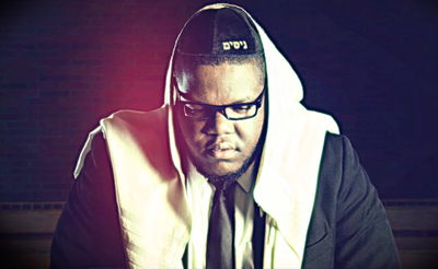 עם טלית ותפילין: המופע של הראפר השחור והרב ארוש