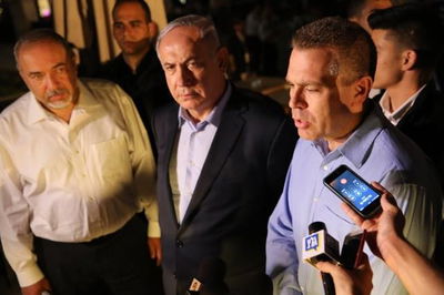 נתניהו, ליברמן וארדן בזירת הפיגוע