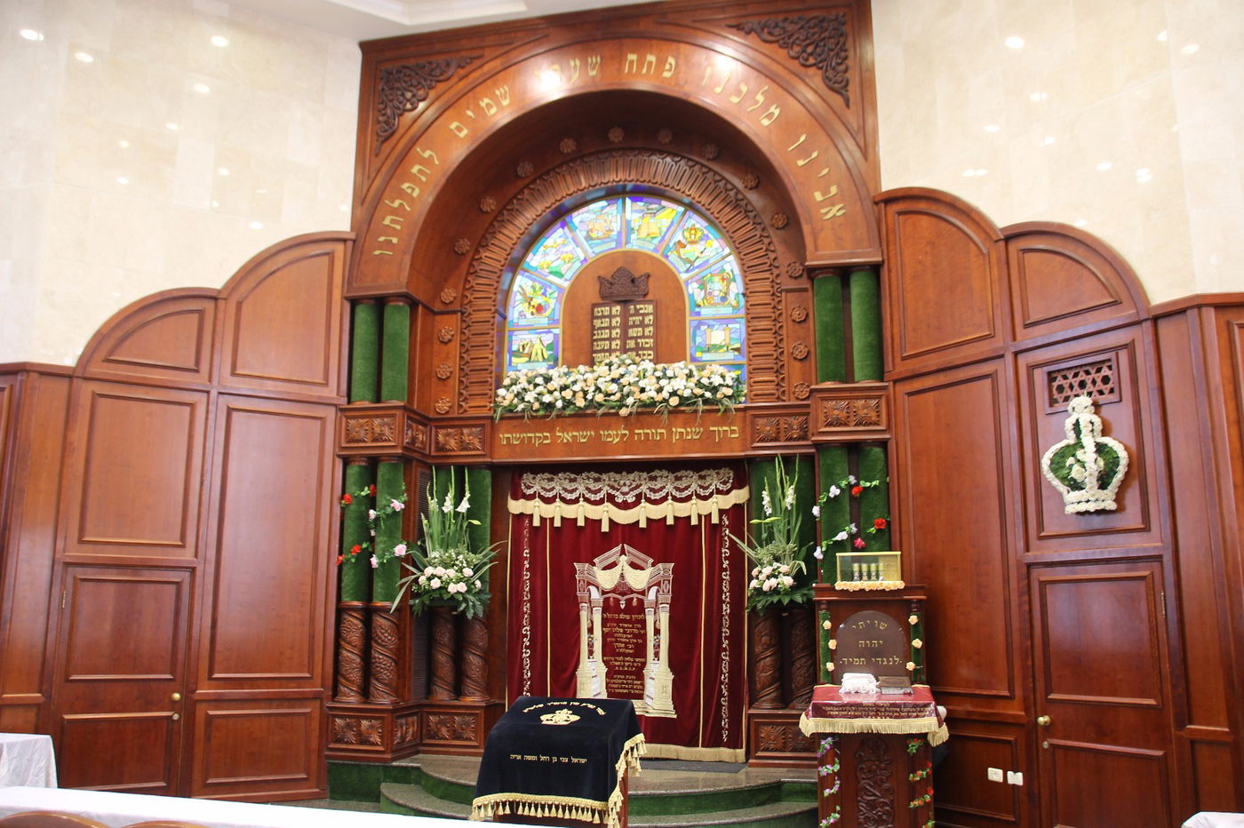 צפו: בתי-המדרש בבני-ברק מקושטים לחג