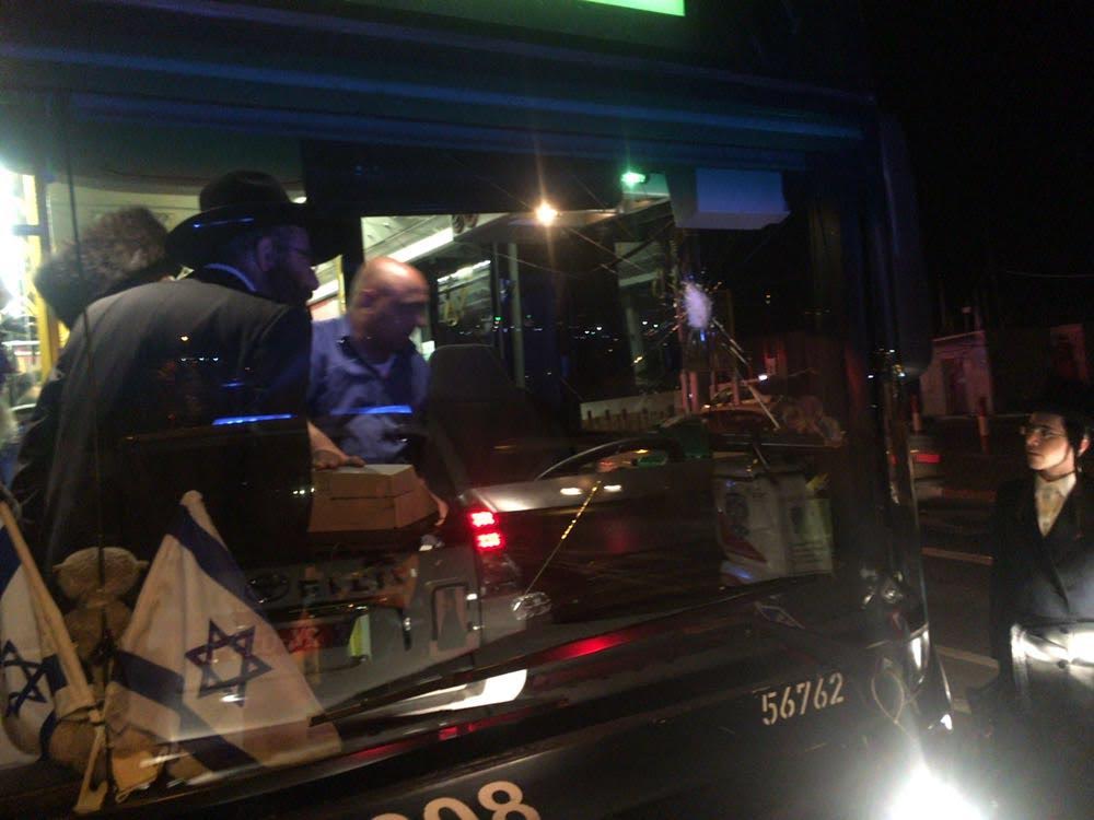 בדרך לכותל המערבי: 3 נפצעו מיידוי אבנים