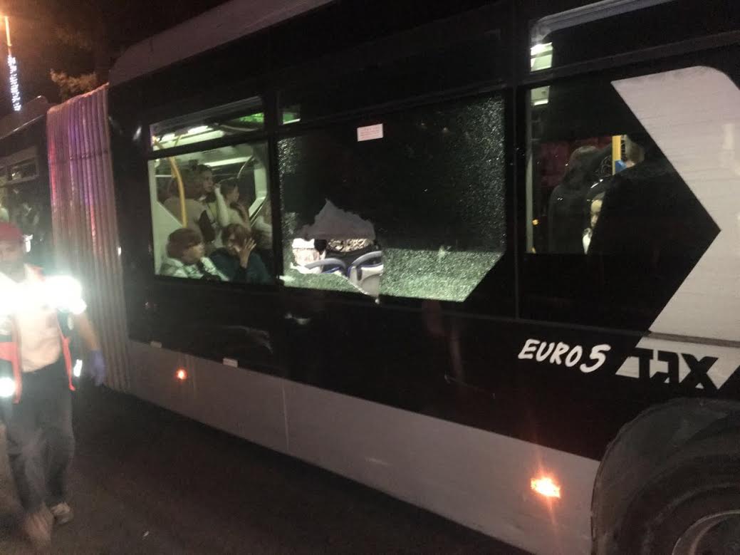 בדרך לכותל המערבי: 3 נפצעו מיידוי אבנים