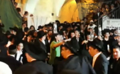 תיעוד מיוחד: הכלייזמרים מקפיצים בקבר דוד המלך