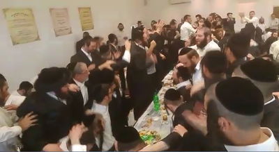 ריקודי השמחה על יד ציון הבעל-שם-טוב בשבועות