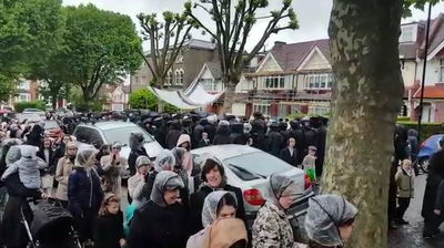 תיעוד נדיר: הכנסת ספר תורה בלונדון בחג השבועות