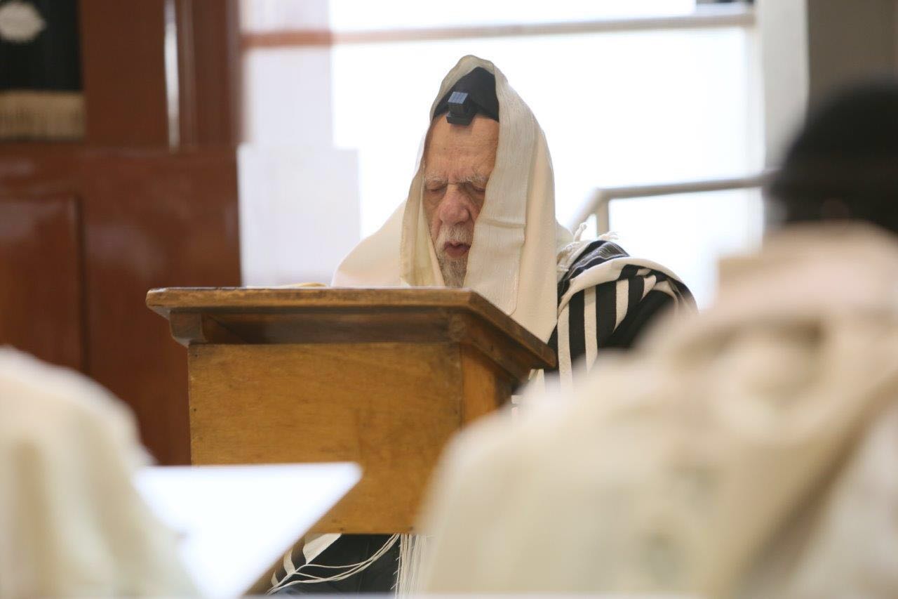 הגר"ש בתפילה בהיכל הישיבה