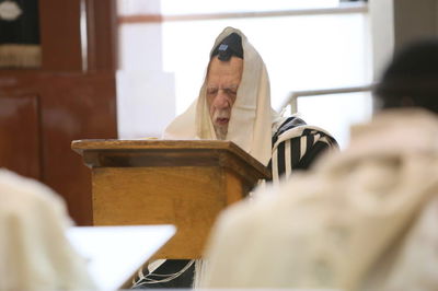 הגר"ש בתפילה בהיכל הישיבה