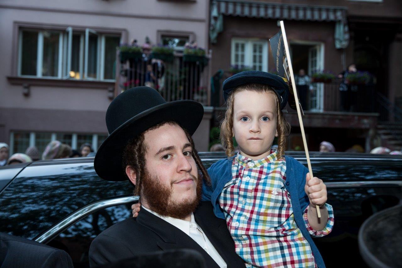 סאטמר: החברים הכניסו ספר תורה לעילוי נשמת חברם ז"ל