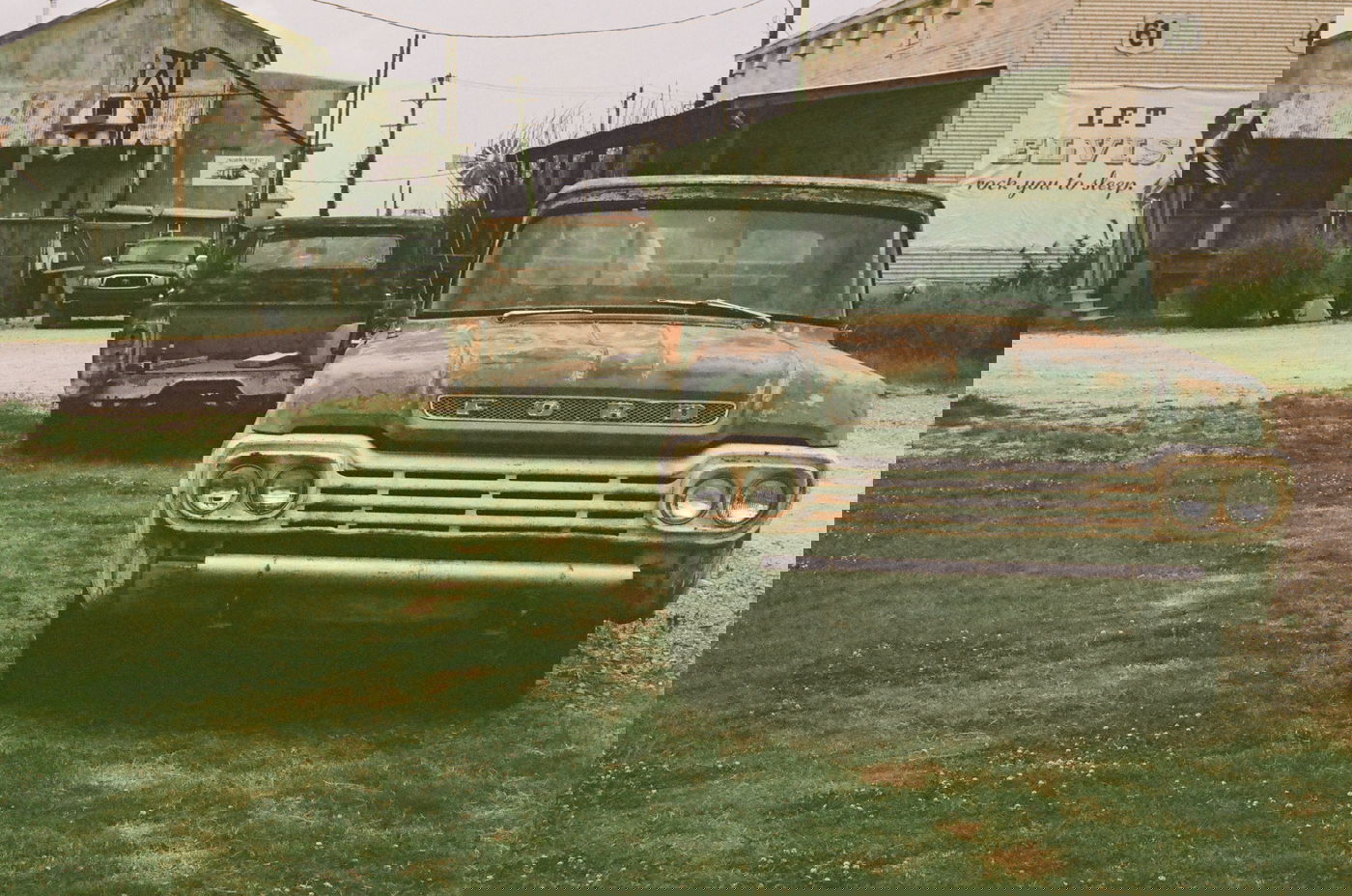 נהג משאית פרק ממנה סחורה על גג רכב. אילוסטרציה