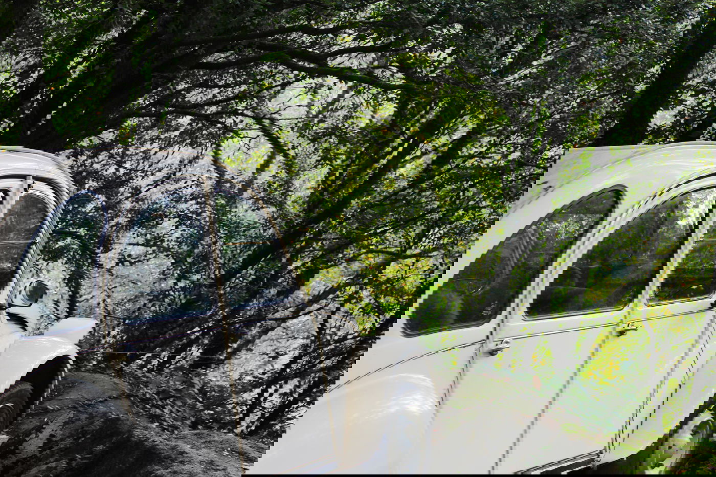 במצלמת האבטחה נקלט קצה רכב לבן. אילוסטרציה