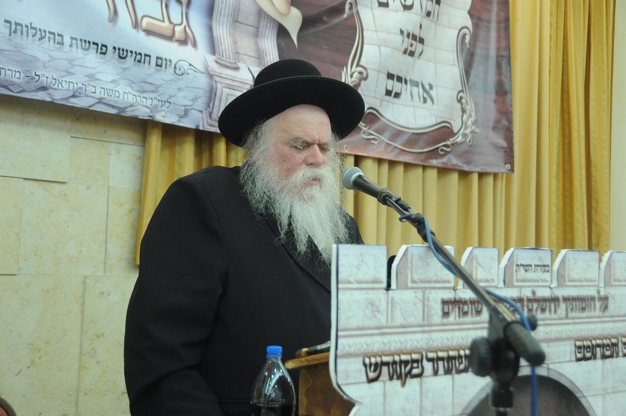 הרב ארלנגר נואם בכנס