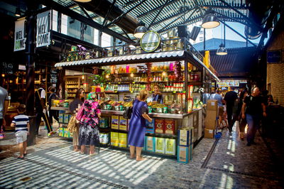 פחות אנשים. מתחם שרונה