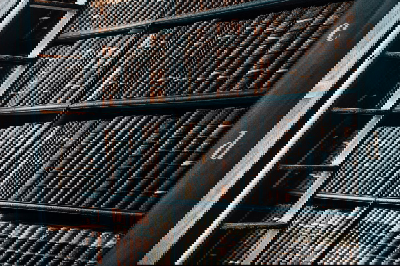 פוטר מעבודתו בבית המדרש. אילוסטרציה