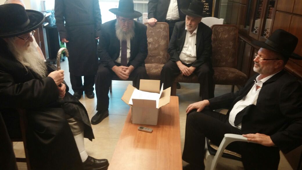 הרבי מצאנז בניחום אבלים, אמש