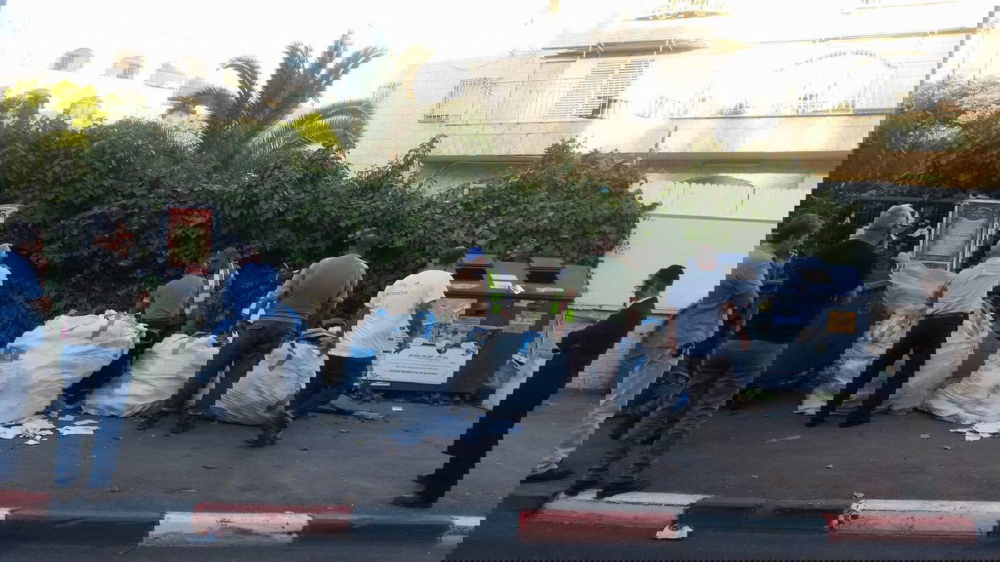 צפו: כשעובדי העירייה דואגים לספרי הקודש