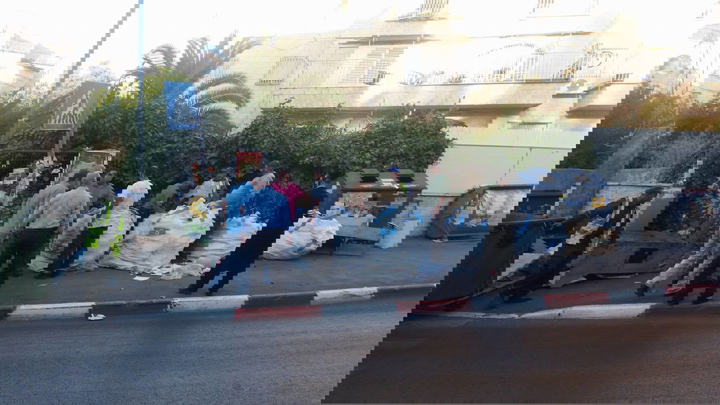 צפו: כשעובדי העירייה דואגים לספרי הקודש