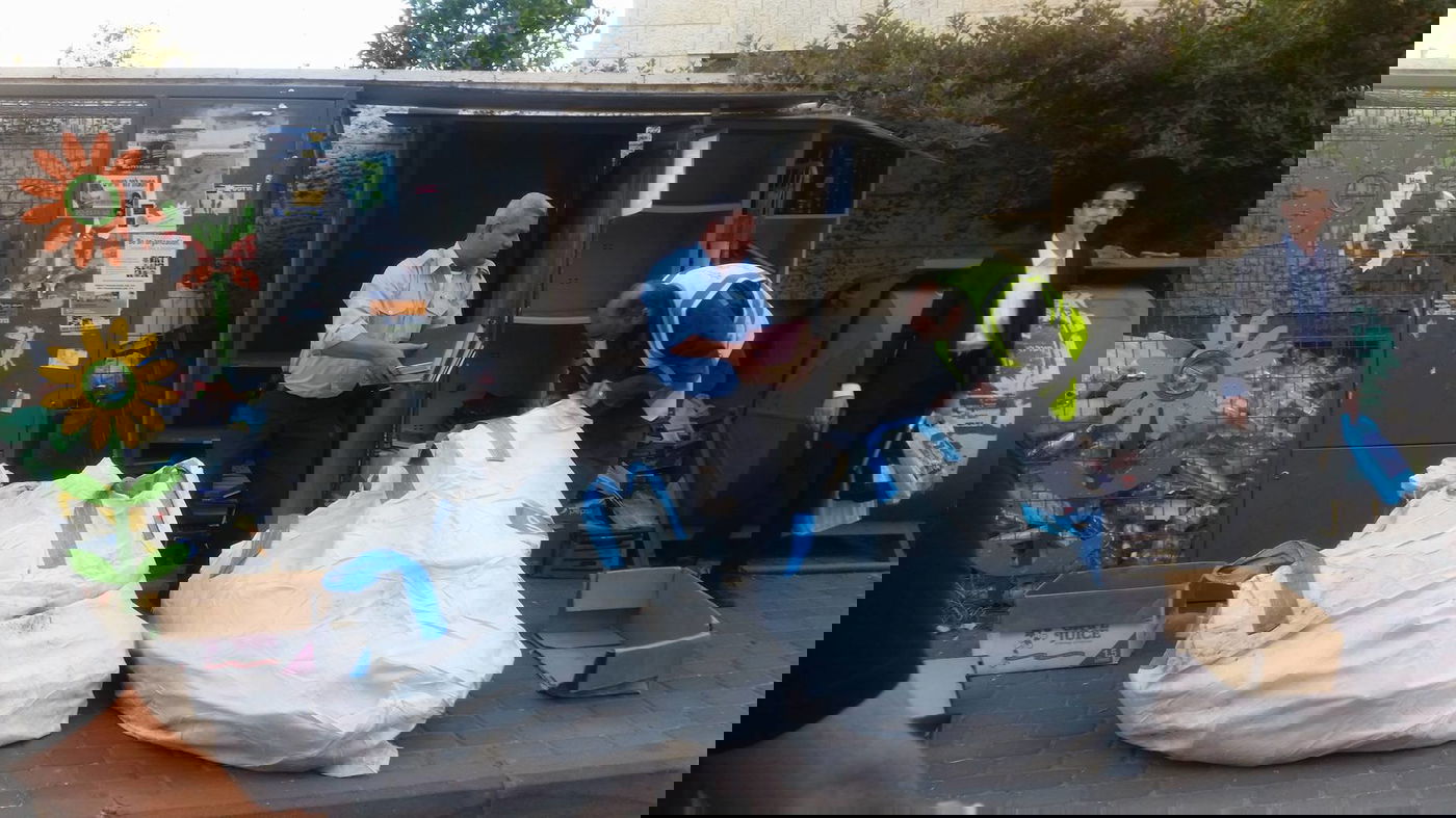 צפו: כשעובדי העירייה דואגים לספרי הקודש