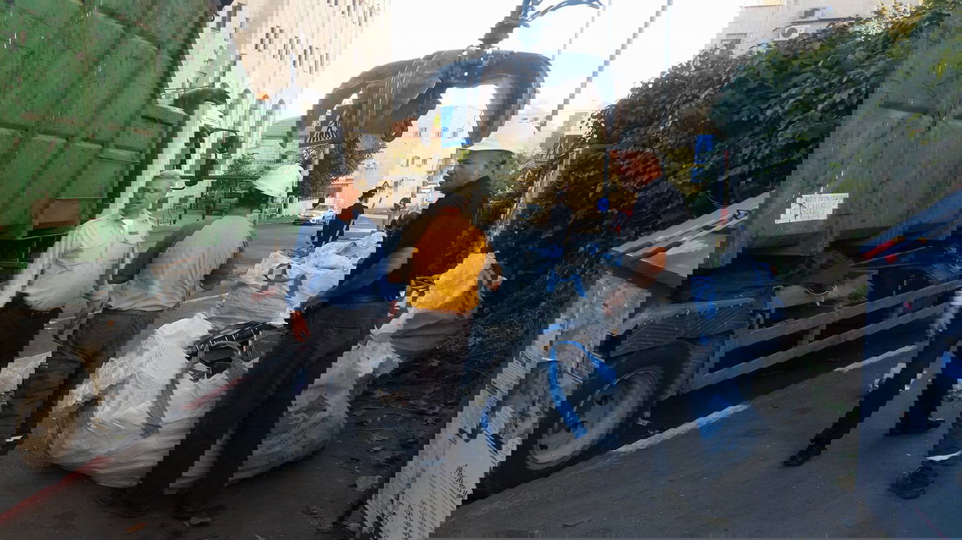 צפו: כשעובדי העירייה דואגים לספרי הקודש