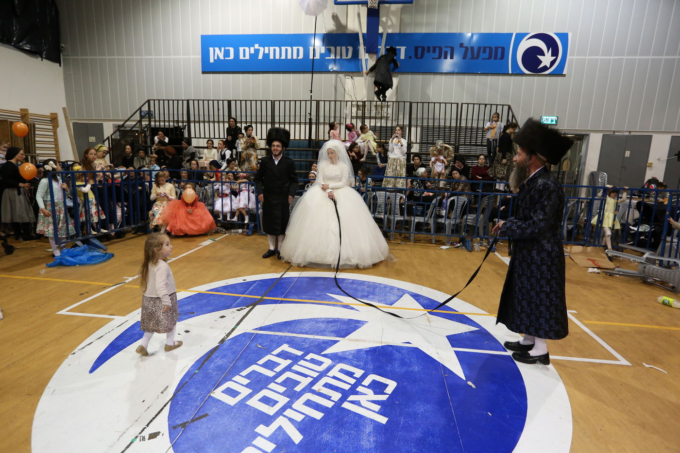 בשעת לילה מאוחרת: האדמו"ר רקד עם הכלה • צפו