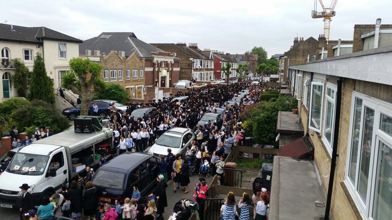 החסידים חגגו הכנסת ספר תורה עם בן הרבי. צפו