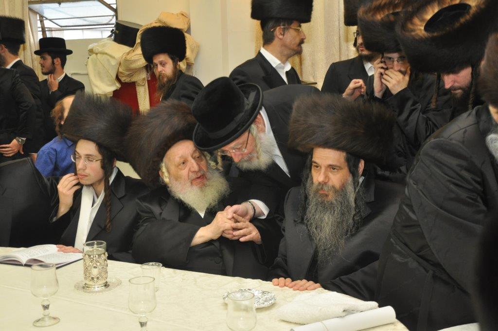 צפו בווידאו: האדמו"ר מנאראל רוקד בשמחת נישואי נכדתו