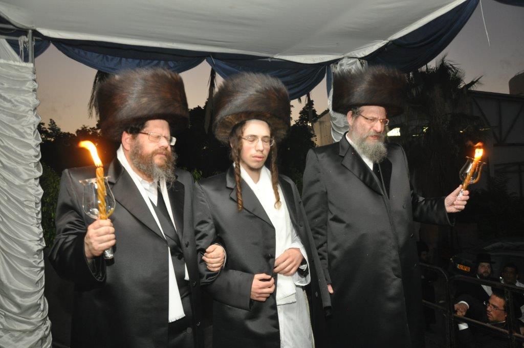 צפו בווידאו: האדמו"ר מנאראל רוקד בשמחת נישואי נכדתו