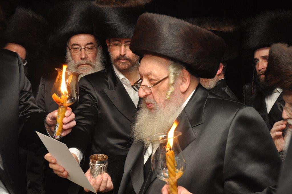 צפו בווידאו: האדמו"ר מנאראל רוקד בשמחת נישואי נכדתו