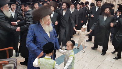 צפו בווידאו: האדמו"ר מנאראל רוקד בשמחת נישואי נכדתו
