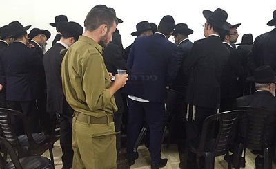 החייל בניחום האבלים