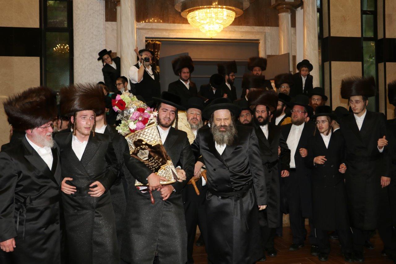 תיעוד ענק: הכנסת ספר תורה בבורו פארק