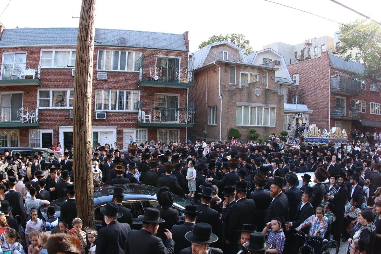 תיעוד ענק: הכנסת ספר תורה בבורו פארק
