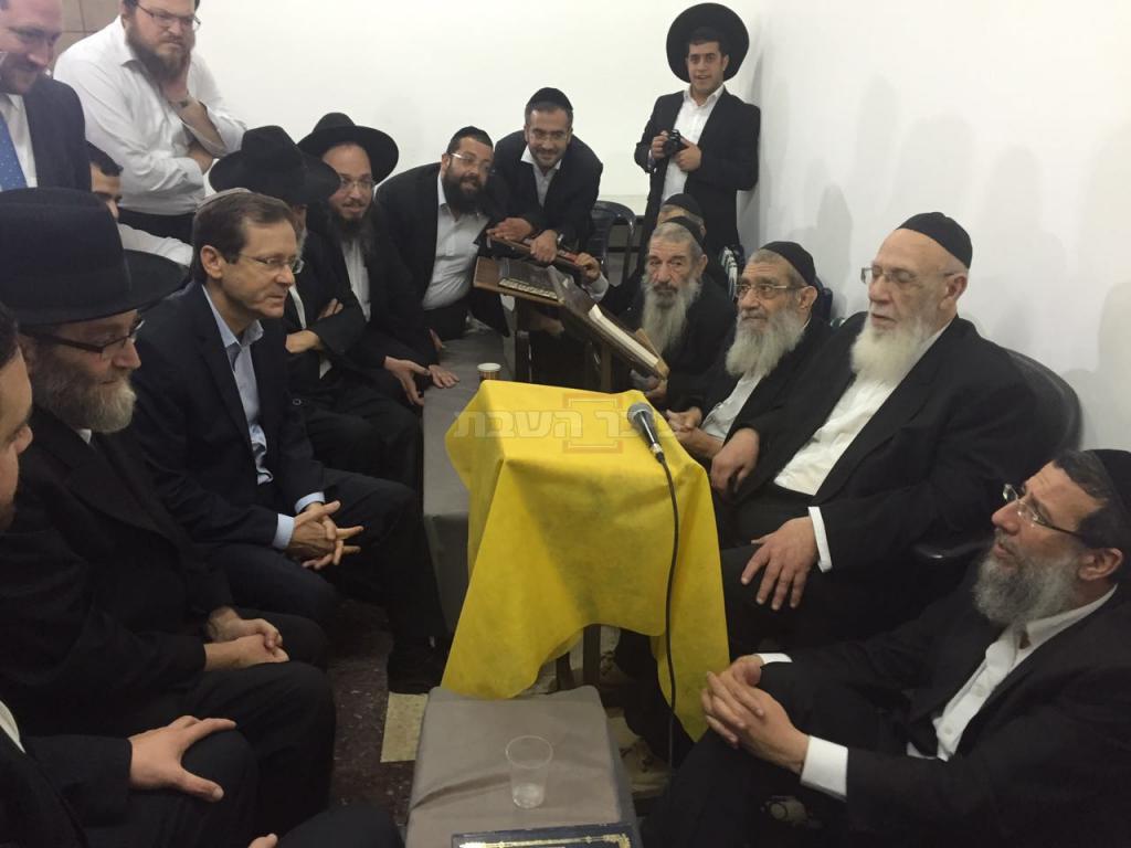 הרצוג וגפני ניחמו את נשיא המועצת. תיעוד