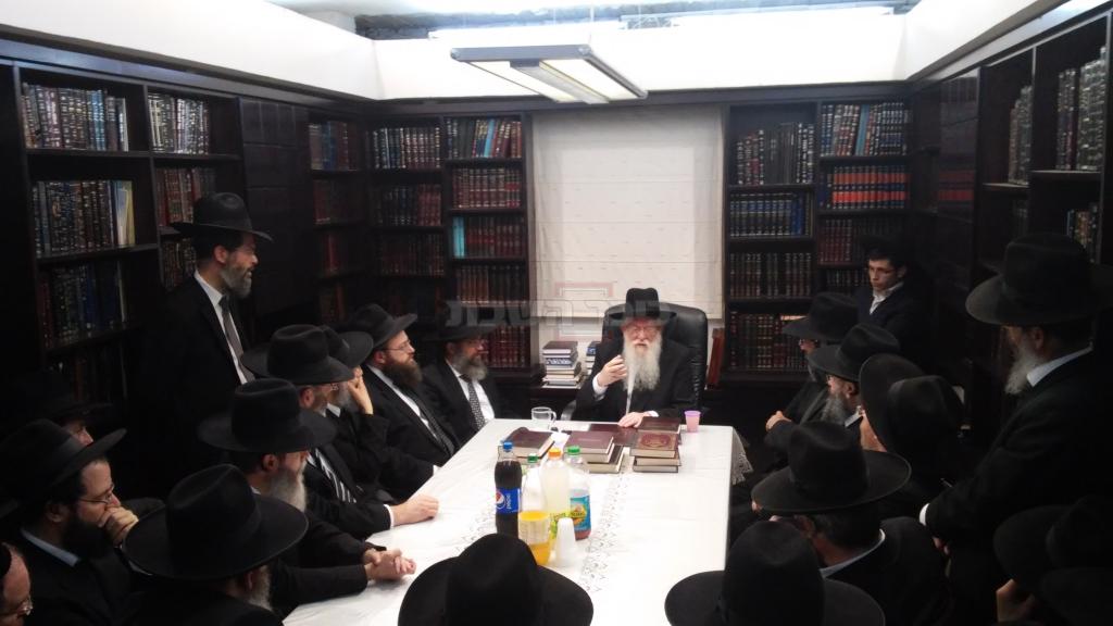הבוגרים בחדרו של ראש הישיבה