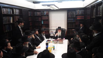 הבוגרים בחדרו של ראש הישיבה