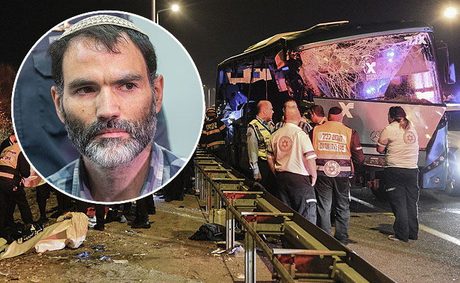 חיים ביטון על רקע זירת אסון 402