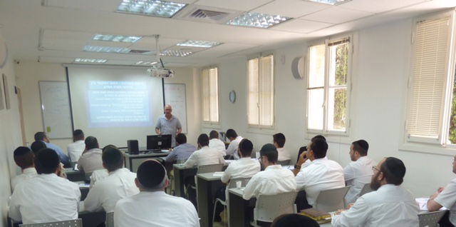 להיכנס לעולם האקדמאי.