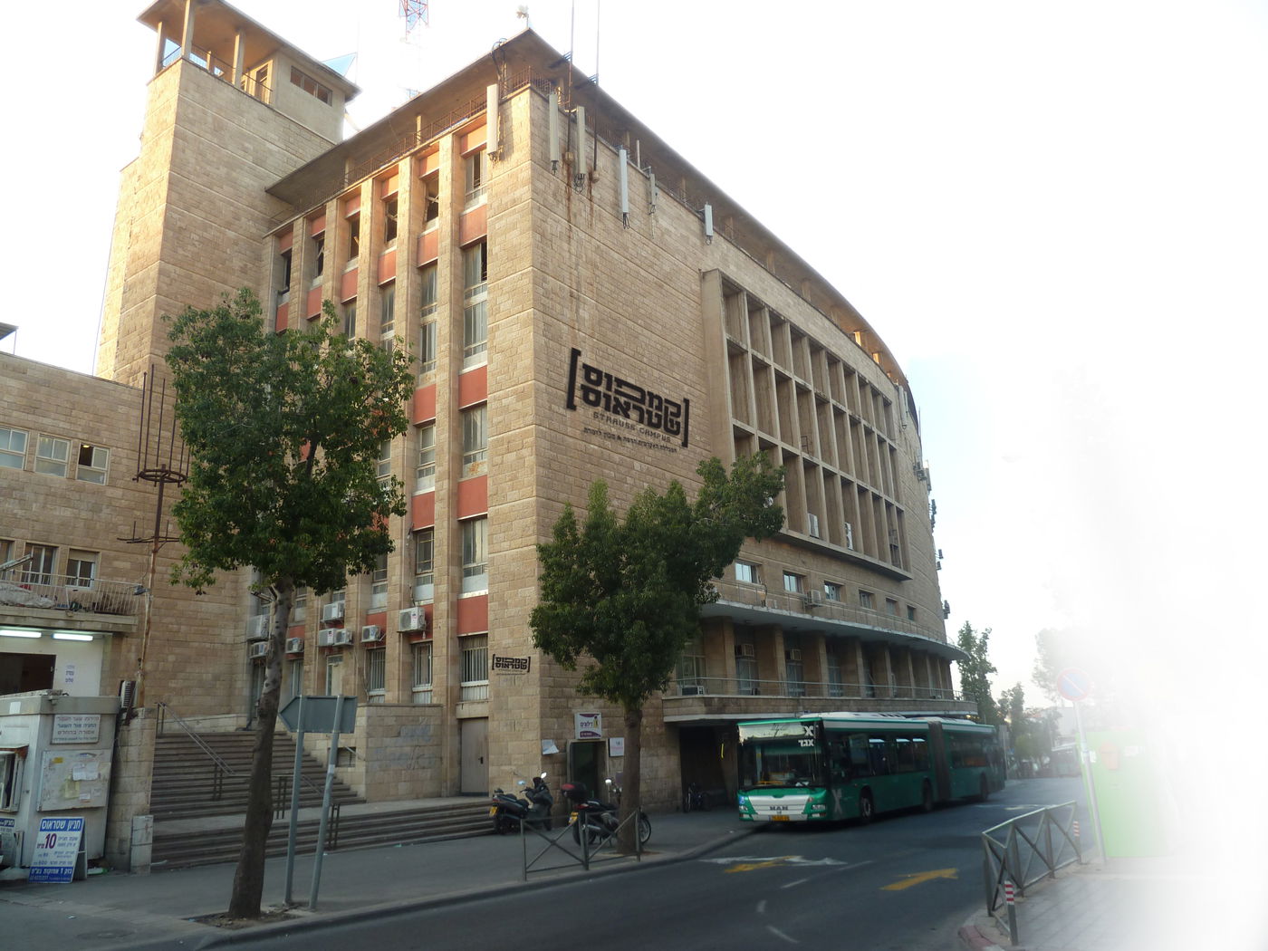 סגל ההוראה מיומן ובעל ניסיון רב.