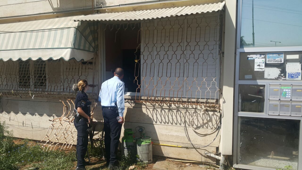 השוטרים ליד דירת החשוד