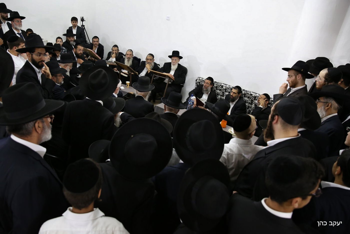 מנחמים את נשיא המועצת • היום הראשון